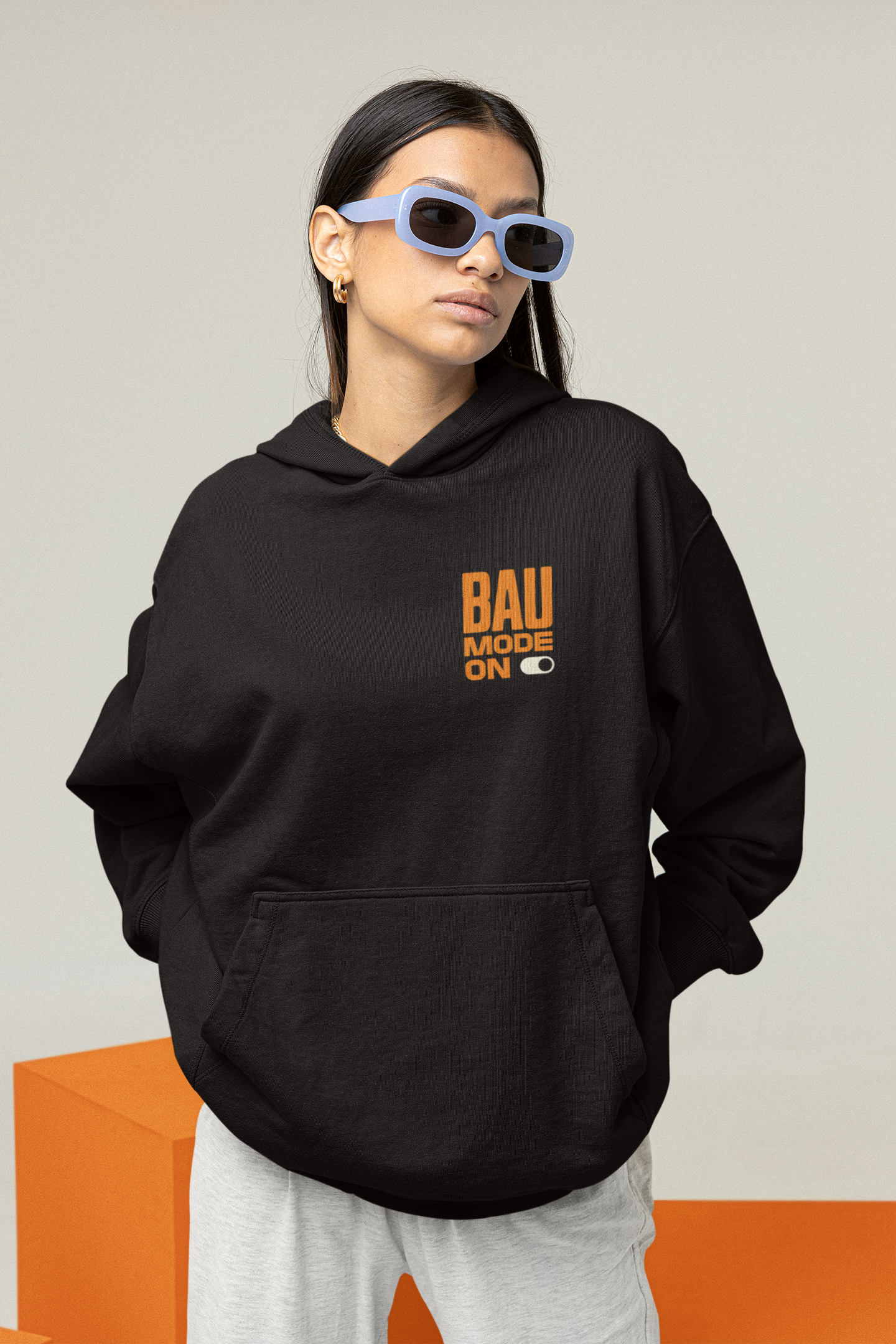 Schwarzer Herren und Damen-Hoodie aus weicher Baumwolle, ideal für Freizeit und Sport.