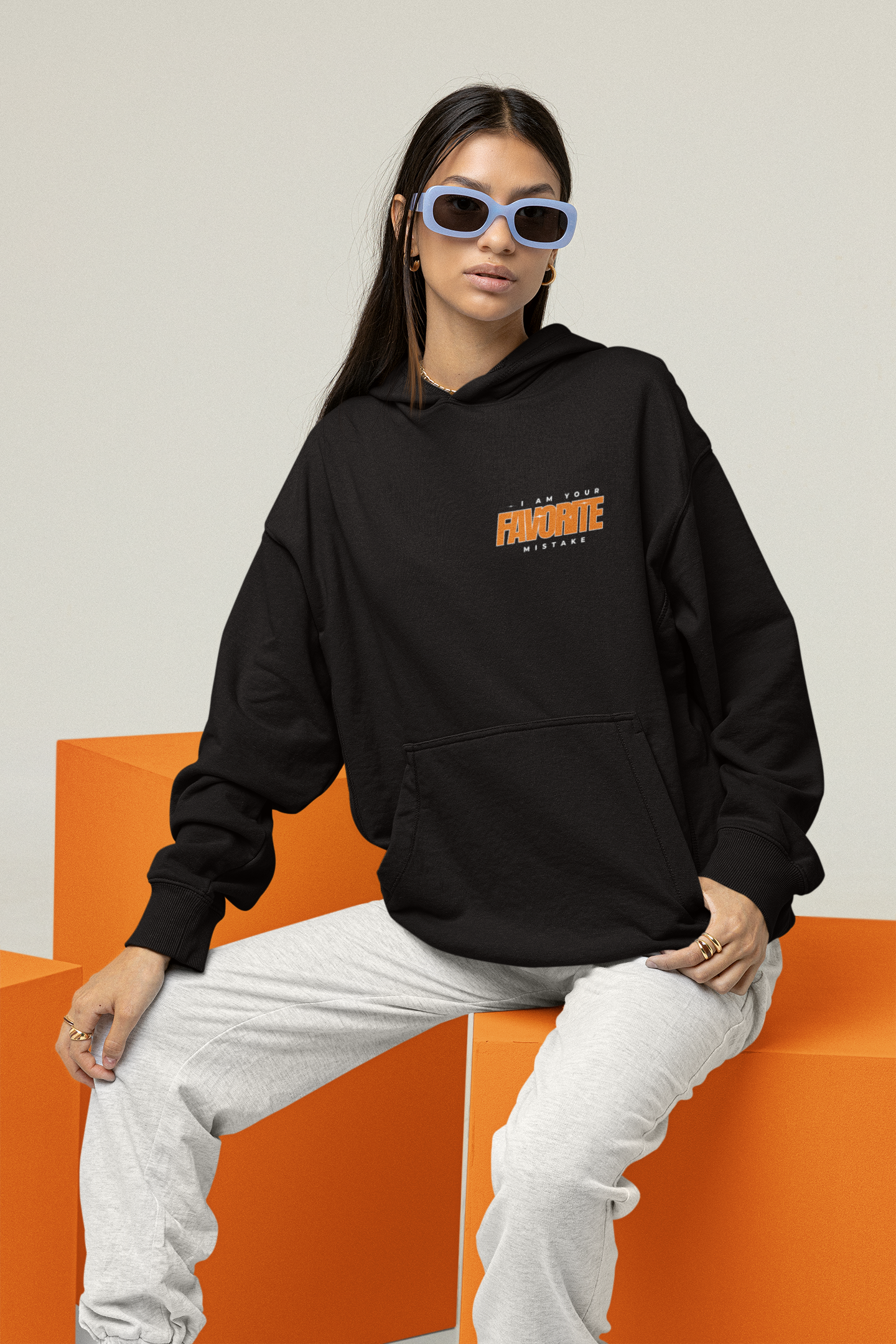 Schwarzer Damen-Hoodie mit Model aus weicher Baumwolle, ideal für Freizeit und Sport.